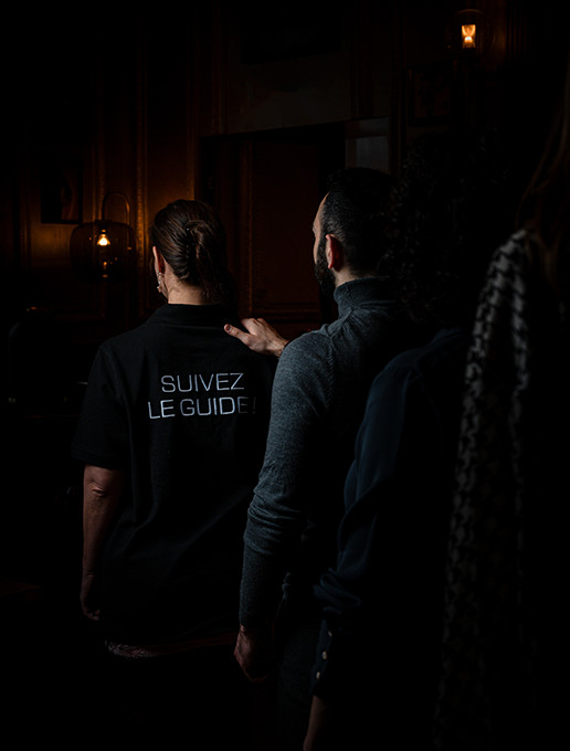 Guests walking in line to attend an immersive birthday experience at Dans le Noir ?